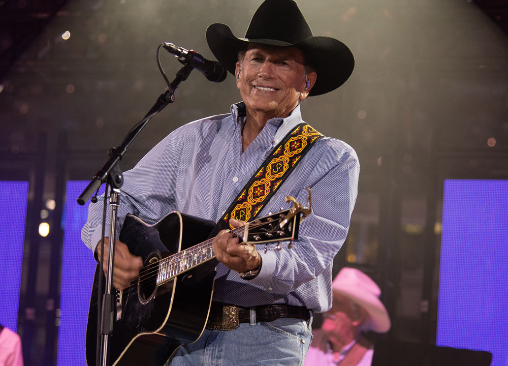 George Strait actuando en un escenario.